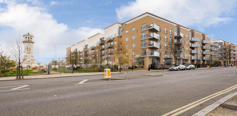 Contemporary large one bed minute to tube and shops   New Clocktower Place, Caledonian Road